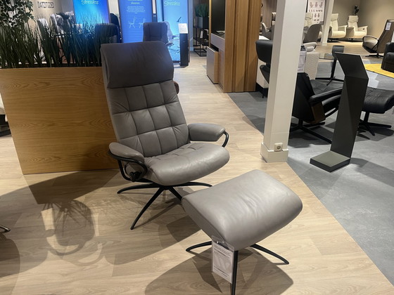 Image 1 of Poltrona relax Stressless London Highback M con pouf