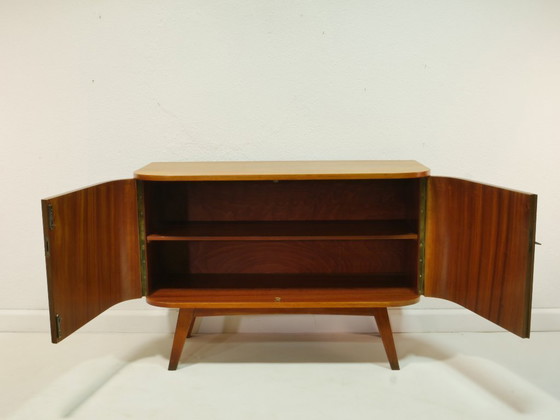 Image 1 of Credenza vintage anni '60, stile moderno di metà secolo, impiallacciatura di noce, cassettiera con chiave, Germania.
