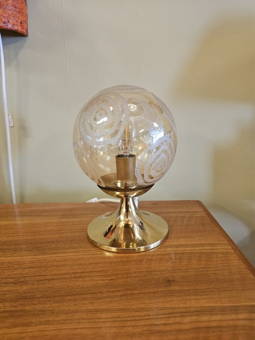Lámpara de mesa vintage de latón con globo de cristal