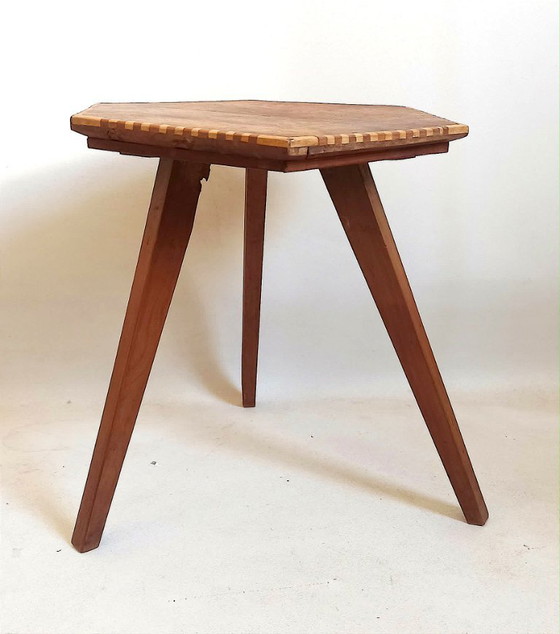 Image 1 of Mesa auxiliar trípode octogonal, década de 1960, altura 39 cm.