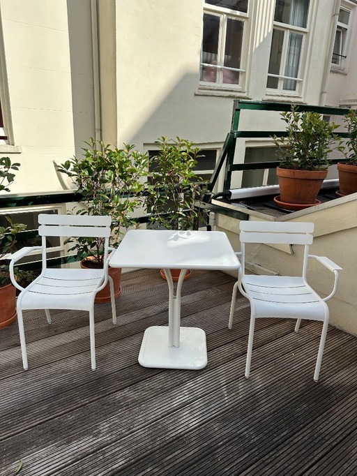 2 x chaises Fermob Luxembourgh avec accoudoirs et table en coton blanc