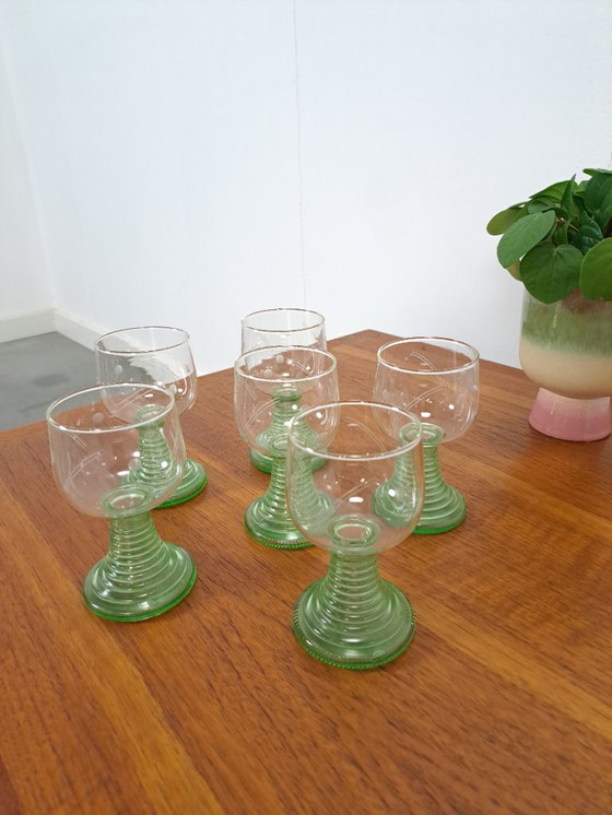 Image 1 of Ensemble de 6 verres à vin côtelés VEB à base verte