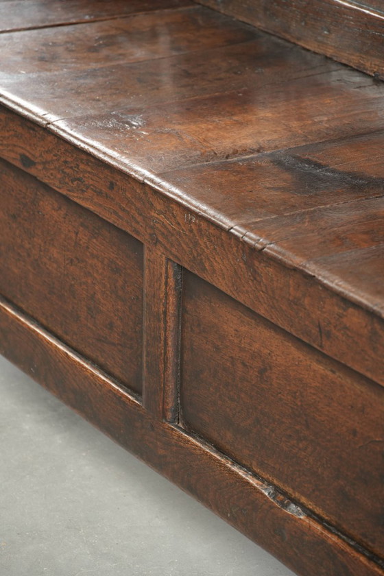 Image 1 of Prachtige antieke Engelse houten bank/ halbank uit begin 18e eeuw met prachtige warme kleuren en mooie details