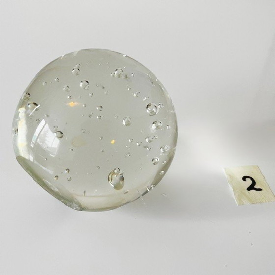 Image 1 of Presse-papier sphérique vintage en cristal transparent à petites bulles d'air, 6 cm