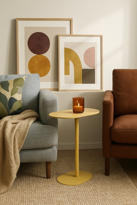 Image 1 of Table d'appoint moderne en métal jaune pastel