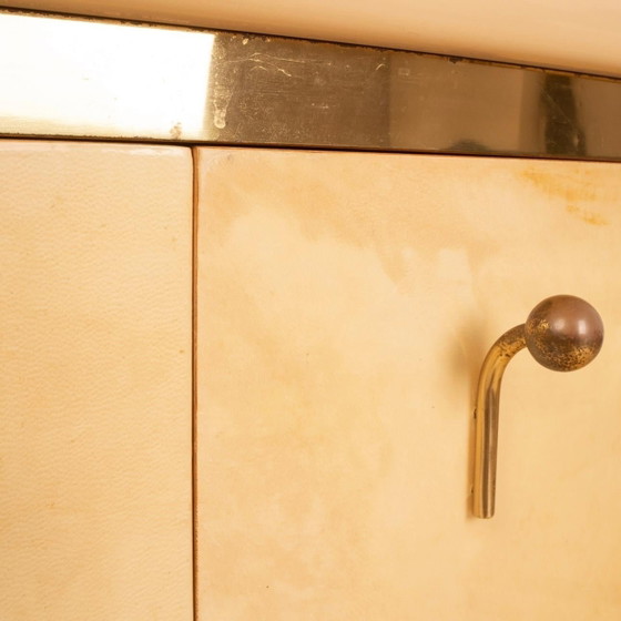 Luciano Frigerio Nettuno Credenza Curva in Pergamena per Frigerio di Desio 1970 – Cassettiere, Brass (photo 10 of 27)