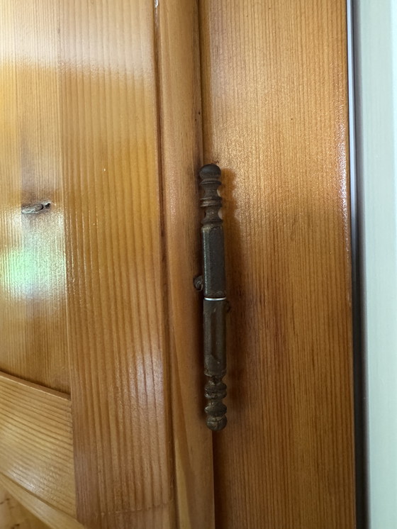 Image 1 of Degelijke grenen hoekkast 