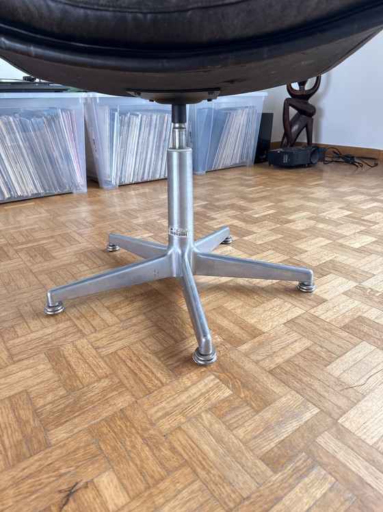 Image 1 of Vintage bureaustoel met hoge rugleuning van Artifort – zwart leer (voormalig stadhuis van Antwerpen)