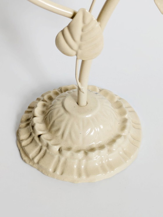 Image 1 of Candelabro italiano vintage in ghisa, floreale bianco crema, adatto a candele a 2 ceri