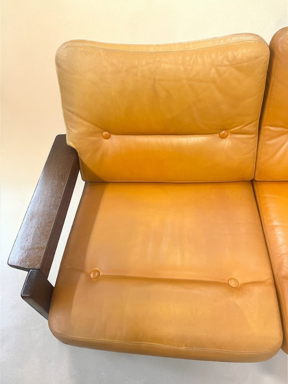 Image 1 of Vintage 3-Sitzer Sofa aus den 1970er Jahren – Massivholzrahmen & orange Leder – Mid Century / Danish Style Designer Couch.