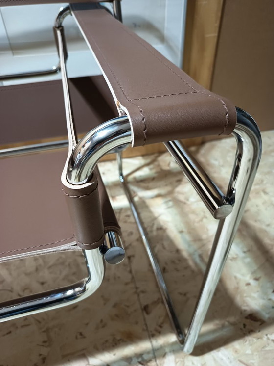 Image 1 of Poltrone Knoll Wassily B3 2 nuove/usate in pelle color noce di Marcel Breuer € 4.400