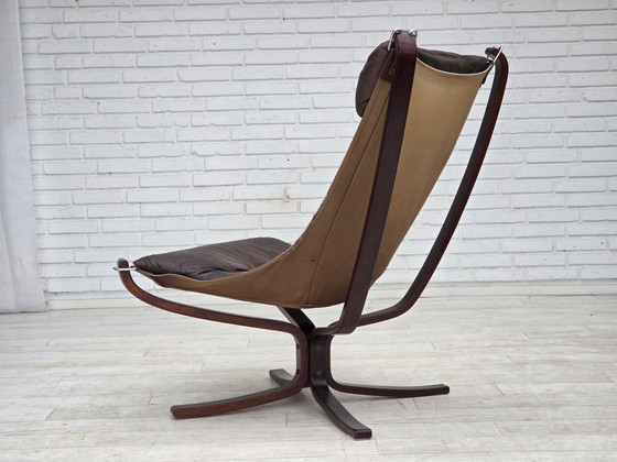 Image 1 of Jaren 70, Noors ontwerp van Sigurd Ressel, loungestoel met voetenbank, model "Falcon".