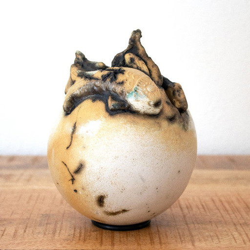 Abstraktes Keramikkunstwerk, Kugelform mit Fisch und Öffnung