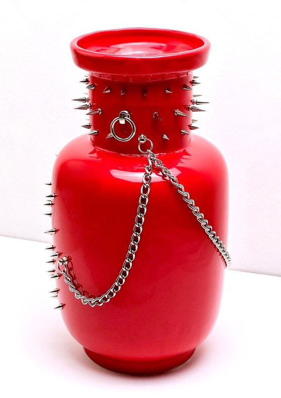 Image 1 of NOT VANILLA – Vaso in gres fatto a mano, rosso, con catene e punte