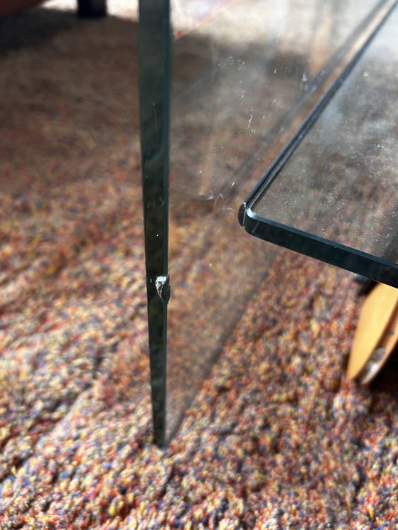 Image 1 of Design Couchtisch - gebogenes Glas mit beweglichem Glasfuß