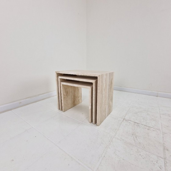 Image 1 of Italienische Beistelltische aus Travertin mit Rillenmuster aus den 1980er Jahren – 3er-Set