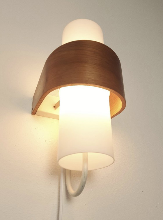 Image 1 of 1 van 2 Louis Kalff wandlampen, NX40 Philips wandlamp, matglazen mcm wandlamp