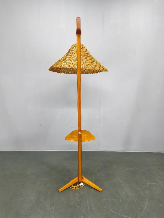 Image 1 of Vloerlamp uit het midden van de 20e eeuw met rotan kap, Tsjechoslowakije, jaren 60