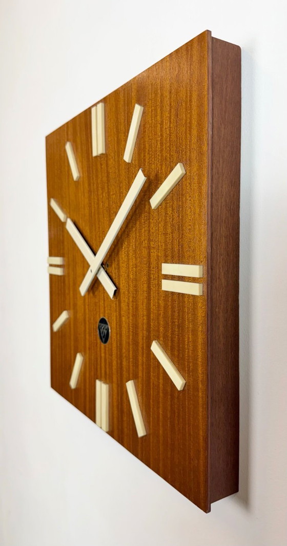Image 1 of Orologio da parete vintage in legno marrone di Pragotron, anni '80