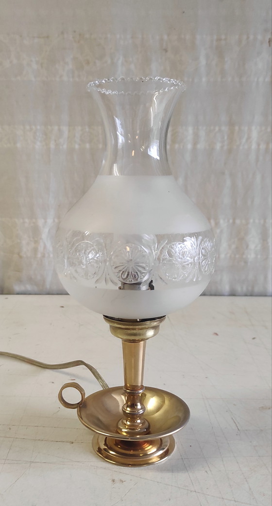 Image 1 of Lámpara de mesa de latón dorado y cristal - mediados del siglo XX