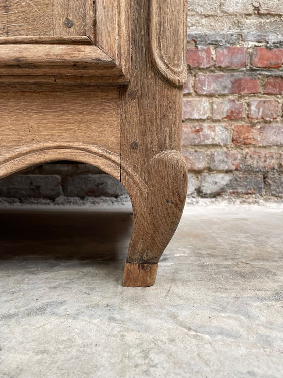 Image 1 of Credenza/buffet in stile rustico in rovere massello con intagli in legno.