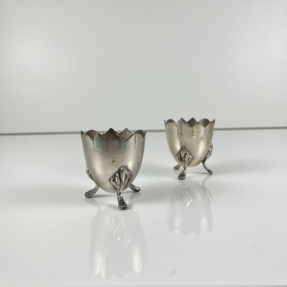 Paar antiker, dreibeiniger Eierbecher aus Neusilber, Jugendstil, ca. 1900-1925 – Tischdekoration, Metal (photo 3 of 8)