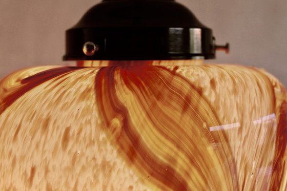 Image 1 of Drie Sfeervolle Druppelvormige Hanglampen van Rood Gemarmerd Opaline Glas