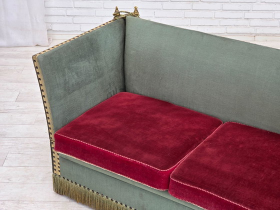 Image 1 of Canapé danois 2 places à accoudoirs rabattables, style « espagnol », années 1970, en velours vert et rouge.
