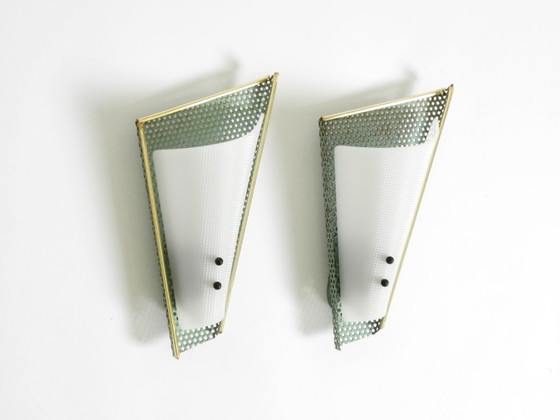 Image 1 of Ein Paar wunderschöne mintgrüne Wandlampen im Mid-Century-Modern-Stil aus perforiertem Blech mit Plexiglasschirmen