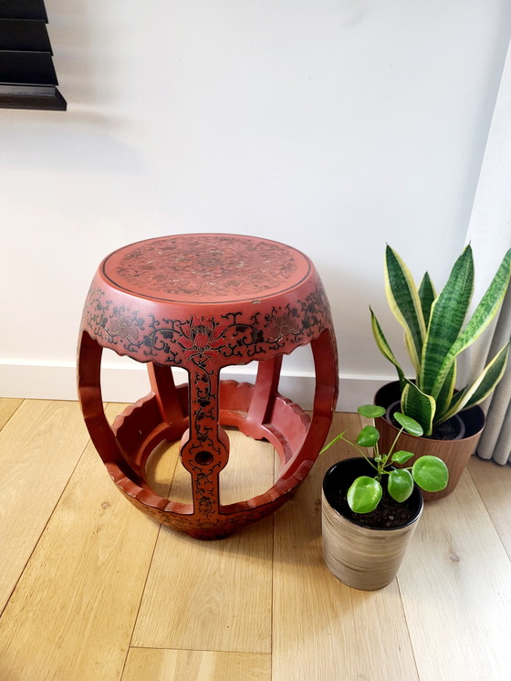 Image 1 of Chinees Houten Krukje of Bijzettafeltje, Laqué Rode Kleur, Versierd Floraal Decor