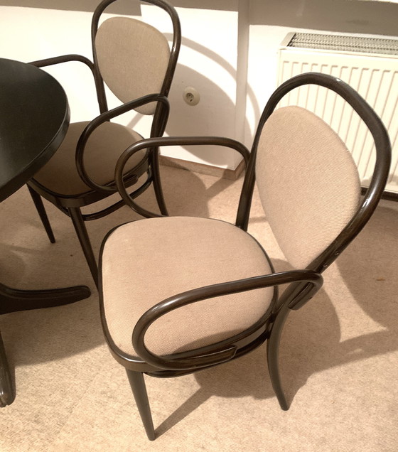 Image 1 of Tavolo rotondo Thonet 90 con 3 sedie, legno vintage di metà secolo