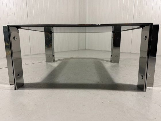 Image 1 of Mesa de centro baja italiana de cromo y cristal ahumado de los años 60.