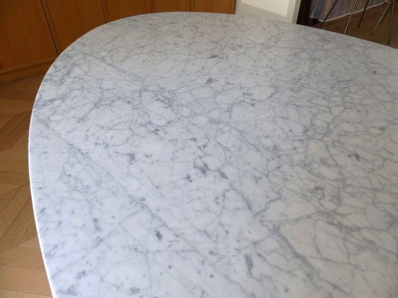 Image 1 of Table " Saarinen Dining Table - Oval " en marbre Statuarietto satiné by KNOLL design Eero Saarinen - 244 cm