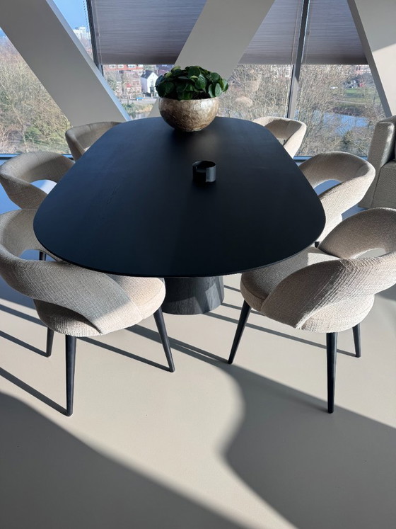 Image 1 of 6 sillas de comedor Ally Design estilo Valentino – Aspecto bouclé de lujo | Patas negras