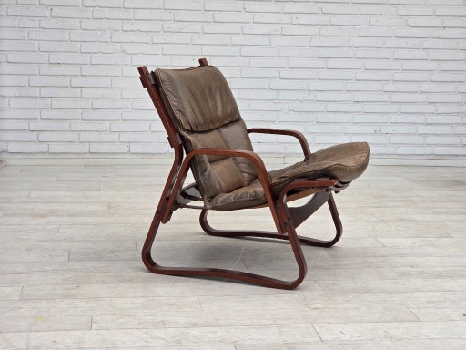 Fauteuil lounge norvégien des années 1970, revêtement en cuir marron.
