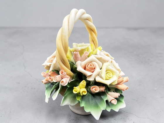 Image 1 of Capodimonte – Cestino di Rose Alta Manifattura, Porcellana Modellata a Mano, Miniatura d'Arte 10,5cm, Made in Italy