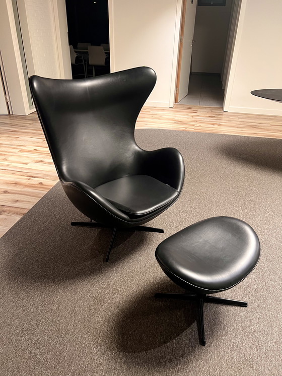 Image 1 of Fritz Hansen Egg Chair mit Fußhocker (limitierte Auflage)