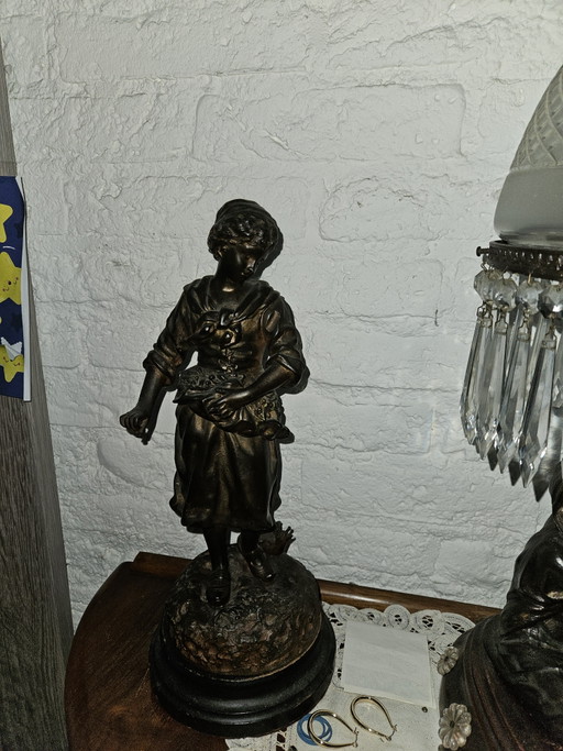 2 estatuas y una lámpara