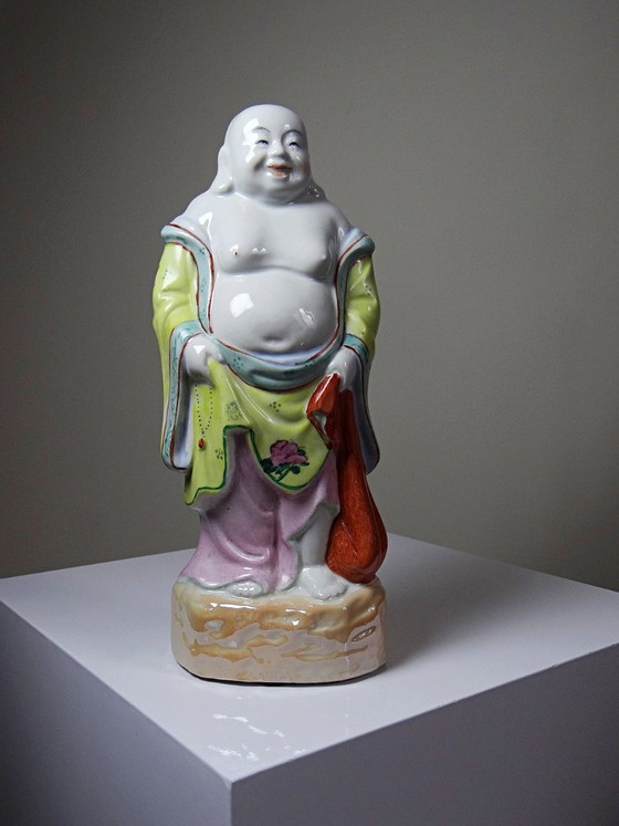 Image 1 of Estatuilla de Buda sonriente de pie, realizada en porcelana china de la familia rosa, 1960-70.