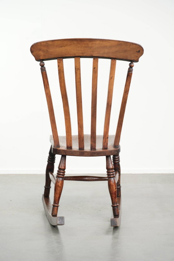 English oak Windsor rocking chair from the early 19th century with beautiful warm colors – Wood, Klassiek (photo 4 of 11)