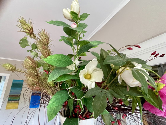 Decoratieve grote vaas met kunstbloemen. – Decoratieve objecten, Plastic (photo 7 of 10)