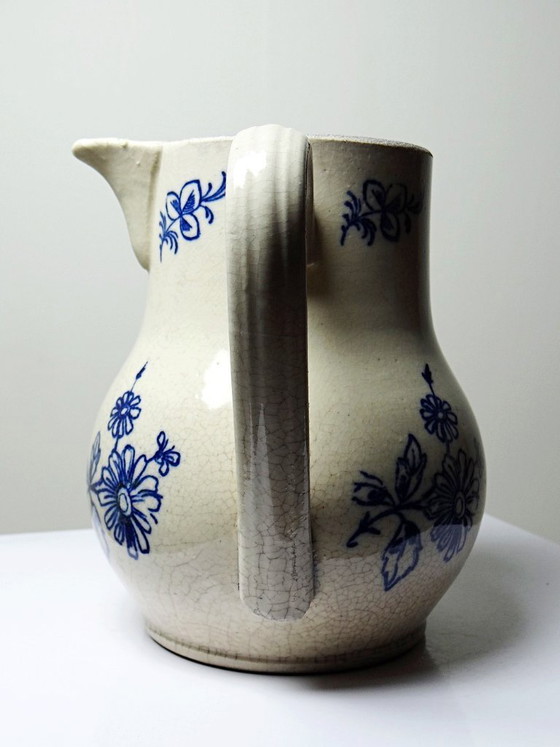 Image 1 of Jarra de loza fina con decoración azul, atribuida a Saint-Uze, siglo XIX.