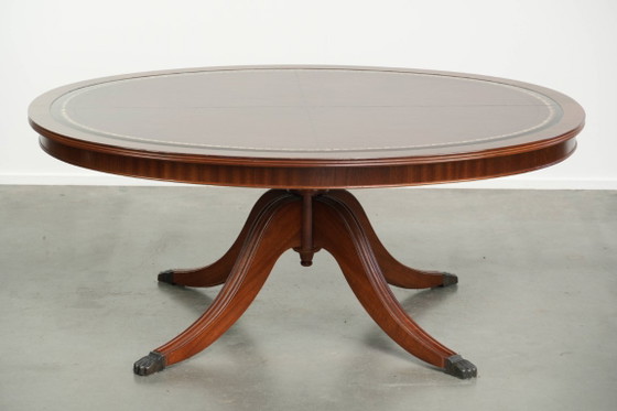 Eleganter ovaler Couchtisch mit roter Lederplatte im englischen Stil mit schönen Details aus dem 20. (photo 4 of 10)