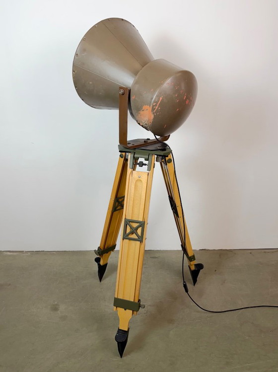 Large Industrial Factory Tesla Spotlight on Wooden Tripod, 1950s, Floor lights, Metal, Brown, Vintage (photo 8 of 15)