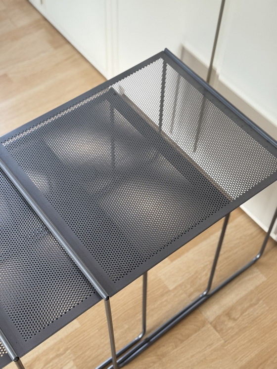 Image 1 of Ensemble de 3 tables gigognes vintage postmodernes en acier perforé, années 1980