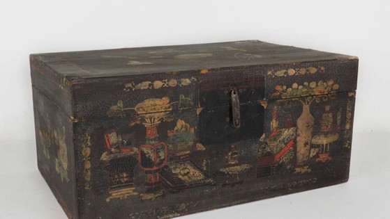 Baule in legno antico con illustrazioni di vasi in porcellana (Cina, c.1900) #2 – Cassettiere (photo 3 of 9)