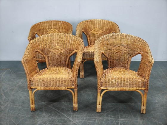 Image 1 of Conjunto de salón italiano de ratán y mimbre de los años 50, con cuatro sillones y mesa.