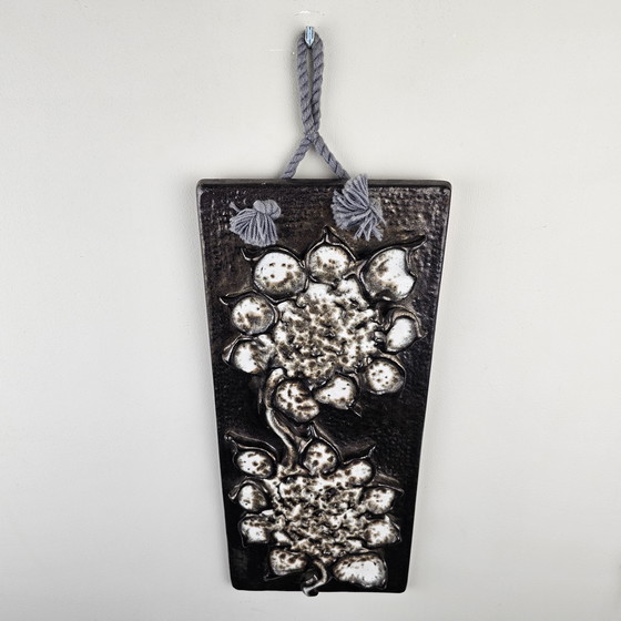 Image 1 of Una targa murale della Germania Ovest, realizzata da Carstens. La targa è rettangolare e raffigura fiori bianchi.