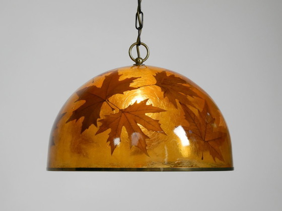 Image 1 of Rara e grande lampada a sospensione italiana degli anni '70 in resina con foglie d'acero incorporate.