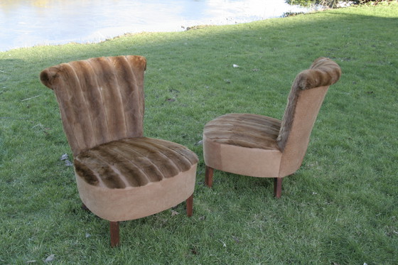 Image 1 of 2 identieke, antieke fauteuils met bekleed met bont en leer